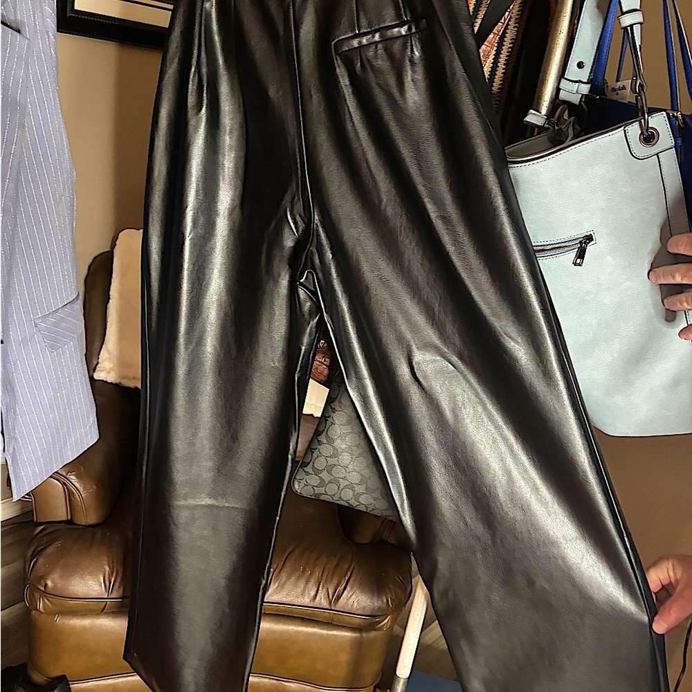 Leather trouser pants in black from the Noli shop.